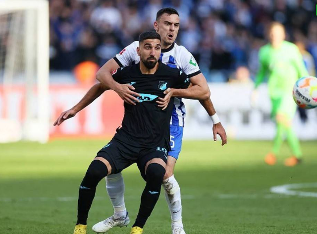 关于沙尔克04力克对手，取得胜利赢得球迷掌声的信息