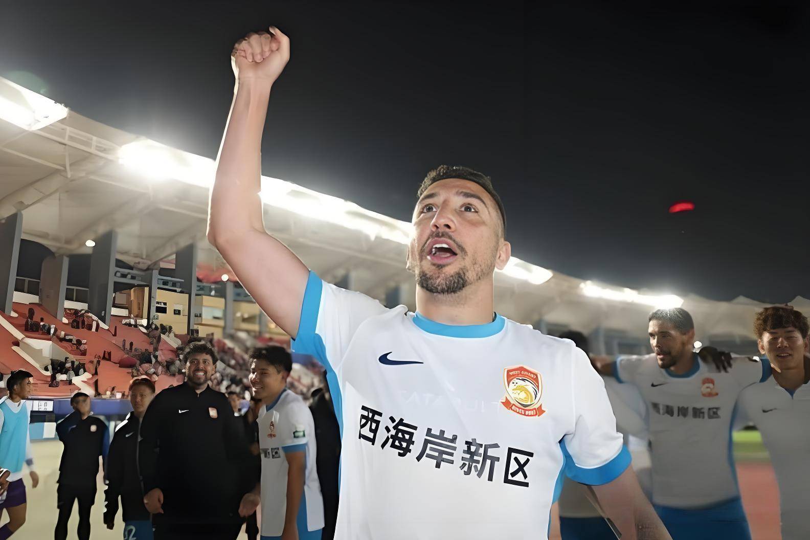 热那亚阵中新援表现抢眼,积极适应球队战术 热那亚阵中新援表现抢眼,积极适应球队战术