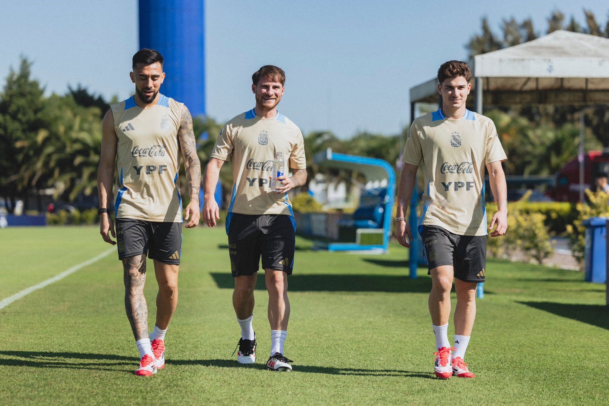 米兰-包含乌拉圭队员集体发威,将实力挺进四强的词条