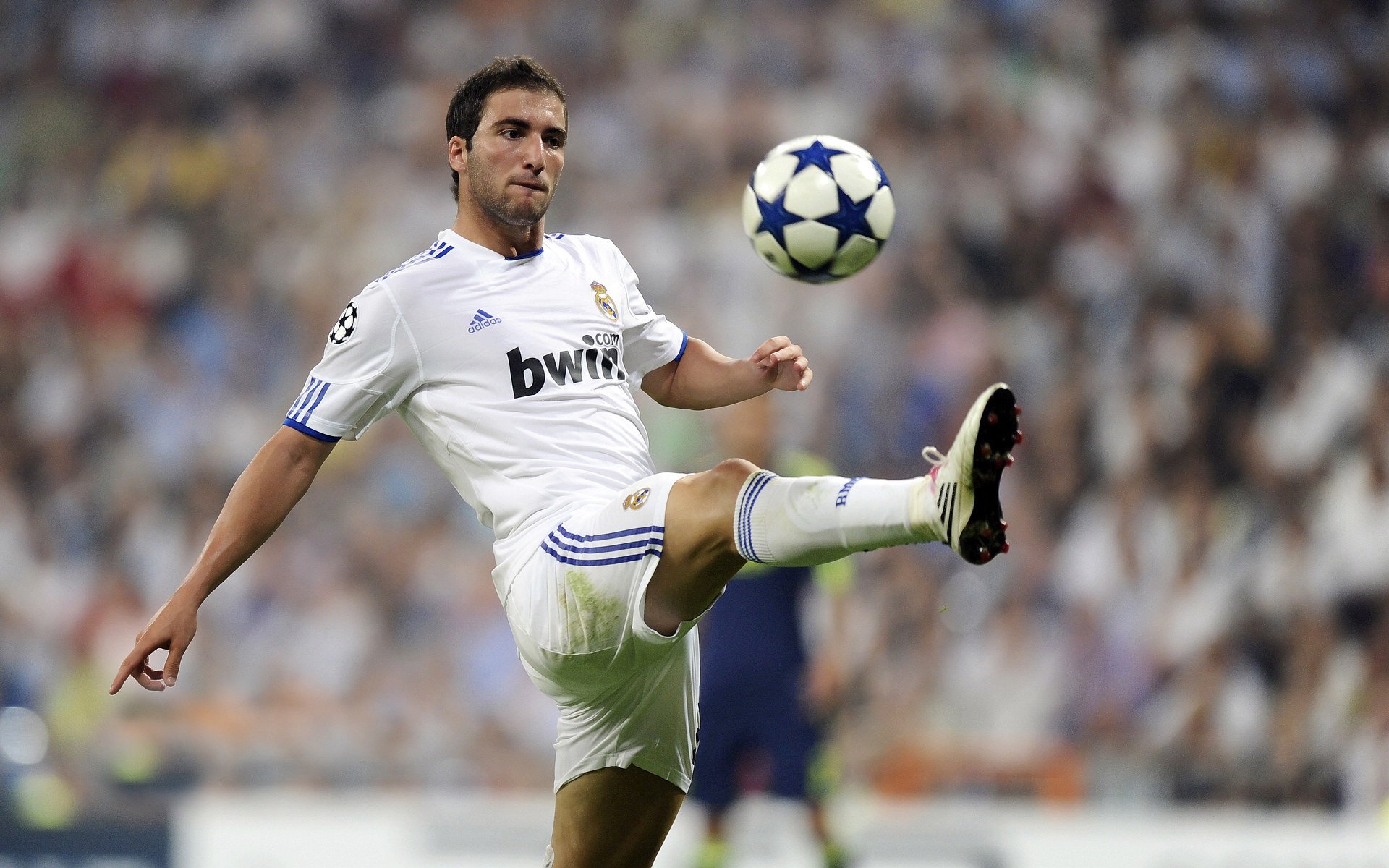 米兰-里昂掀翻多特蒙德，拉亚连续得分拉开差距，欧冠赛场上的战术革命与个人英雄主义